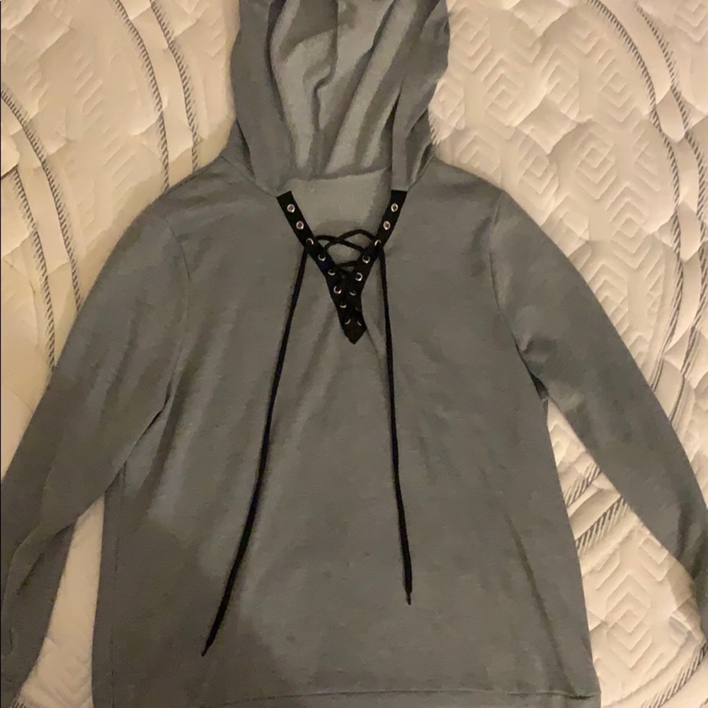 Thin sweater with hood